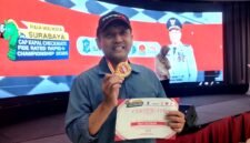 H. Taufiqurrahman MP menunjukkan medali emas usai menang di Kejuaraan Catur Internasional FIDE 2026. (DOK. KLIKMADURA)