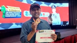 H. Taufiqurrahman MP menunjukkan medali emas usai menang di Kejuaraan Catur Internasional FIDE 2026. (DOK. KLIKMADURA)