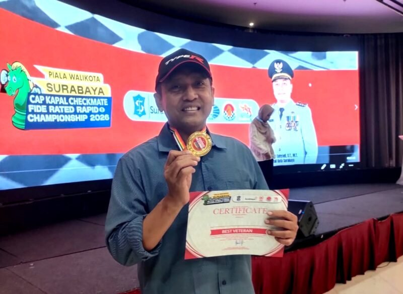 H. Taufiqurrahman MP menunjukkan medali emas usai menang di Kejuaraan Catur Internasional FIDE 2026. (DOK. KLIKMADURA)