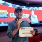 H. Taufiqurrahman MP menunjukkan medali emas usai menang di Kejuaraan Catur Internasional FIDE 2026. (DOK. KLIKMADURA)