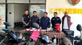 Kasatreskrim Polres Pamekasan, AKP Yoyok Hardianto (tengah), didampingi jajaran kepolisian saat konferensi pres, Selasa (30/6/2026).