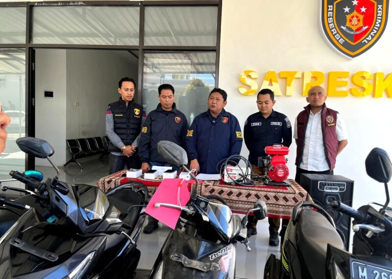 Kasatreskrim Polres Pamekasan, AKP Yoyok Hardianto (tengah), didampingi jajaran kepolisian saat konferensi pres, Selasa (30/6/2026).
