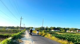 Pengendara melintas di Jalan Raya Plakpak, Desa Plakpak, Kecamatan Pegantenan, Pamekasan (LAILIYATUN NURIYAH/KLIK MADURA).  