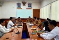 Sejumlah warga menyampaikan aspirasi terkait IPAL MBG bersama Dinas Pertanian dan Ketahanan Pangan Kabupaten Sampang. (KLIKMADURA)