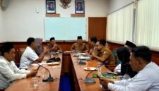 Sejumlah warga menyampaikan aspirasi terkait IPAL MBG bersama Dinas Pertanian dan Ketahanan Pangan Kabupaten Sampang. (KLIKMADURA)