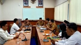 Sejumlah warga menyampaikan aspirasi terkait IPAL MBG bersama Dinas Pertanian dan Ketahanan Pangan Kabupaten Sampang. (KLIKMADURA)