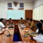 Sejumlah warga menyampaikan aspirasi terkait IPAL MBG bersama Dinas Pertanian dan Ketahanan Pangan Kabupaten Sampang. (KLIKMADURA)