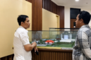 Wakil Rektor 3 Universitas Trunojoyo Madura (UTM), Surokim (baju putih) menunjukkan miniatur Fakultas Kedokteran kepada Pemred Klik Madura, Prengki Wirananda beberapa waktu lalu. (DOK. KLIKMADURA)