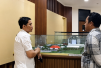 Wakil Rektor 3 Universitas Trunojoyo Madura (UTM), Surokim (baju putih) menunjukkan miniatur Fakultas Kedokteran kepada Pemred Klik Madura, Prengki Wirananda beberapa waktu lalu. (DOK. KLIKMADURA)