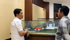 Wakil Rektor 3 Universitas Trunojoyo Madura (UTM), Surokim (baju putih) menunjukkan miniatur Fakultas Kedokteran kepada Pemred Klik Madura, Prengki Wirananda beberapa waktu lalu. (DOK. KLIKMADURA)