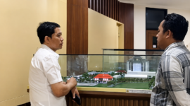 Wakil Rektor 3 Universitas Trunojoyo Madura (UTM), Surokim (baju putih) menunjukkan miniatur Fakultas Kedokteran kepada Pemred Klik Madura, Prengki Wirananda beberapa waktu lalu. (DOK. KLIKMADURA)
