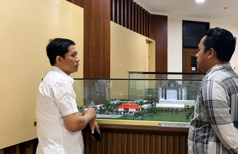 Wakil Rektor 3 Universitas Trunojoyo Madura (UTM), Surokim (baju putih) menunjukkan miniatur Fakultas Kedokteran kepada Pemred Klik Madura, Prengki Wirananda beberapa waktu lalu. (DOK. KLIKMADURA)