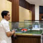 Wakil Rektor 3 Universitas Trunojoyo Madura (UTM), Surokim (baju putih) menunjukkan miniatur Fakultas Kedokteran kepada Pemred Klik Madura, Prengki Wirananda beberapa waktu lalu. (DOK. KLIKMADURA)
