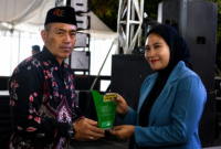 Manager Klinik Kecantikan Elysia Estetika, Sofi saat menerima tropy penghargaan. (IMDAD FAIHA ILA SABILA / KLIKMADURA)