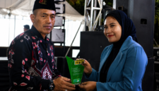 Manager Klinik Kecantikan Elysia Estetika, Sofi saat menerima tropy penghargaan. (IMDAD FAIHA ILA SABILA / KLIKMADURA)