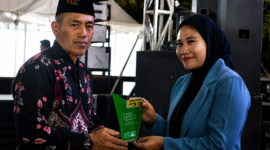 Manager Klinik Kecantikan Elysia Estetika, Sofi saat menerima tropy penghargaan. (IMDAD FAIHA ILA SABILA / KLIKMADURA)