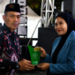Manager Klinik Kecantikan Elysia Estetika, Sofi saat menerima tropy penghargaan. (IMDAD FAIHA ILA SABILA / KLIKMADURA)