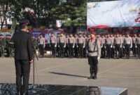 Kapolres Sampang AKBP Hartono memimpin apel HUT ke-80 Bhayangkara. (KLIKMADURA)