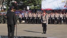 Kapolres Sampang AKBP Hartono memimpin apel HUT ke-80 Bhayangkara. (KLIKMADURA)