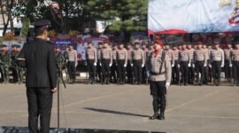 Kapolres Sampang AKBP Hartono memimpin apel HUT ke-80 Bhayangkara. (KLIKMADURA)