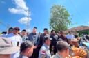 Bupati Pamekasan Dr. KH. Kholilurrahman bersama Wabup H. Sukriyanto serta pimpinan DPRD Pamekasan menemui ribuan demonstran. (LAILIYATUN NURIYAH / KLIKMADURA)
