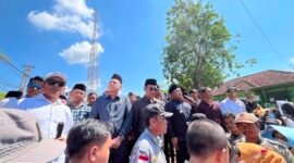 Bupati Pamekasan Dr. KH. Kholilurrahman bersama Wabup H. Sukriyanto serta pimpinan DPRD Pamekasan menemui ribuan demonstran. (LAILIYATUN NURIYAH / KLIKMADURA)