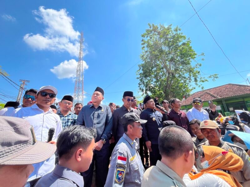 Bupati Pamekasan Dr. KH. Kholilurrahman bersama Wabup H. Sukriyanto serta pimpinan DPRD Pamekasan menemui ribuan demonstran. (LAILIYATUN NURIYAH / KLIKMADURA)