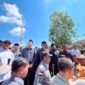 Bupati Pamekasan Dr. KH. Kholilurrahman bersama Wabup H. Sukriyanto serta pimpinan DPRD Pamekasan menemui ribuan demonstran. (LAILIYATUN NURIYAH / KLIKMADURA)