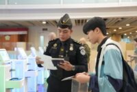 Petugas Imigrasi memeriksa kelengkapan dokumen milik salah satu WNA. (KLIKMADURA)