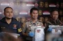 Kapolres Sampang AKBP Hartono didampingi Kasatreskrim IPTU Nur Fajri saat pres rilis dugaan pencabulan terhadap anak di bawah umur. (HUMAS POLRES SAMPANG FOR KLIKMADURA)