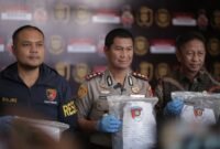 Kapolres Sampang AKBP Hartono didampingi Kasatreskrim IPTU Nur Fajri saat pres rilis dugaan pencabulan terhadap anak di bawah umur. (HUMAS POLRES SAMPANG FOR KLIKMADURA)