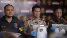 Kapolres Sampang AKBP Hartono didampingi Kasatreskrim IPTU Nur Fajri saat pres rilis dugaan pencabulan terhadap anak di bawah umur. (HUMAS POLRES SAMPANG FOR KLIKMADURA)