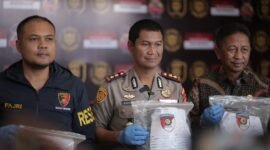 Kapolres Sampang AKBP Hartono didampingi Kasatreskrim IPTU Nur Fajri saat pres rilis dugaan pencabulan terhadap anak di bawah umur. (HUMAS POLRES SAMPANG FOR KLIKMADURA)