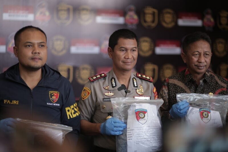 Kapolres Sampang AKBP Hartono didampingi Kasatreskrim IPTU Nur Fajri saat pres rilis dugaan pencabulan terhadap anak di bawah umur. (HUMAS POLRES SAMPANG FOR KLIKMADURA)