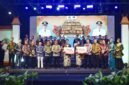 Kepala Disporapar Pamekasan Akmalul Firdaus bersama Forkopimda Pamekasan berfoto bersmaa finalis duta daerah Kacong Chebbing Pamekasan dan Putra Putri Batik Pamekasan (@WIDYPICK FOR KLIK MADURA).