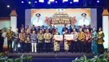 Kepala Disporapar Pamekasan Akmalul Firdaus bersama Forkopimda Pamekasan berfoto bersmaa finalis duta daerah Kacong Chebbing Pamekasan dan Putra Putri Batik Pamekasan (@WIDYPICK FOR KLIK MADURA).
