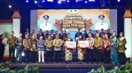 Kepala Disporapar Pamekasan Akmalul Firdaus bersama Forkopimda Pamekasan berfoto bersmaa finalis duta daerah Kacong Chebbing Pamekasan dan Putra Putri Batik Pamekasan (@WIDYPICK FOR KLIK MADURA).