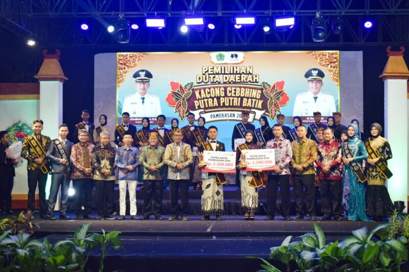 Kepala Disporapar Pamekasan Akmalul Firdaus bersama Forkopimda Pamekasan berfoto bersmaa finalis duta daerah Kacong Chebbing Pamekasan dan Putra Putri Batik Pamekasan (@WIDYPICK FOR KLIK MADURA).