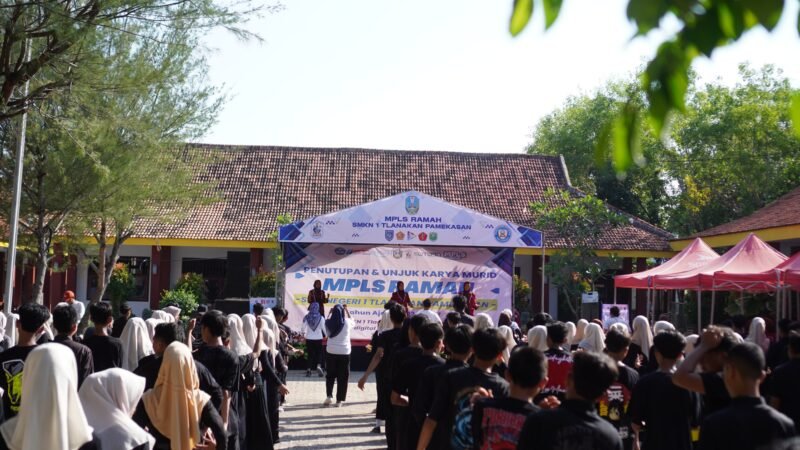 Siswa baru SMK Tlanakan antusias mengikuti kegiatan penutupan MPLS. (KLIKMADURA)