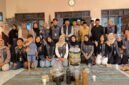 Mahasiswa Kuliah Kerja Nyata (KKN) Kelompok 32 Universitas Trunojoyo Madura (UTM) foto bersama masyarakat. (KLIKMADURA)