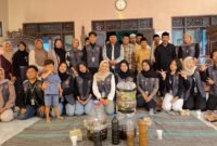 Mahasiswa Kuliah Kerja Nyata (KKN) Kelompok 32 Universitas Trunojoyo Madura (UTM) foto bersama masyarakat. (KLIKMADURA)