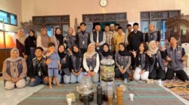 Mahasiswa Kuliah Kerja Nyata (KKN) Kelompok 32 Universitas Trunojoyo Madura (UTM) foto bersama masyarakat. (KLIKMADURA)