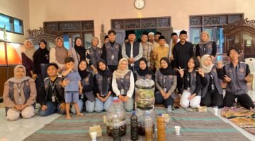 Mahasiswa Kuliah Kerja Nyata (KKN) Kelompok 32 Universitas Trunojoyo Madura (UTM) foto bersama masyarakat. (KLIKMADURA)