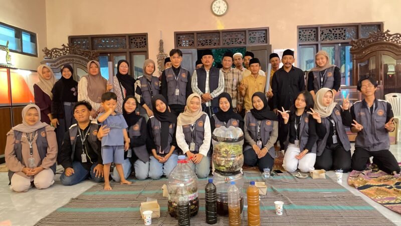 Mahasiswa Kuliah Kerja Nyata (KKN) Kelompok 32 Universitas Trunojoyo Madura (UTM) foto bersama masyarakat. (KLIKMADURA)