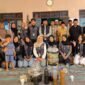 Mahasiswa Kuliah Kerja Nyata (KKN) Kelompok 32 Universitas Trunojoyo Madura (UTM) foto bersama masyarakat. (KLIKMADURA)