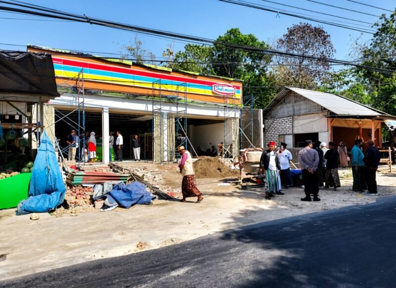 Puluhan tokoh dan alumni pondok pesantren se-kecamatan Palengaan saat menolak pembangunan gerai Indomaret. (KLIKMADURA)