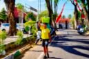 Satrio Samudro (13), asal Kelurahan Bugih, saat berjualan di area Pendopo Ronggosukowati Pamekasan. (KLIKMADURA)