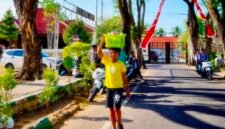 Satrio Samudro (13), asal Kelurahan Bugih, saat berjualan di area Pendopo Ronggosukowati Pamekasan. (KLIKMADURA)