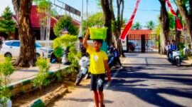 Satrio Samudro (13), asal Kelurahan Bugih, saat berjualan di area Pendopo Ronggosukowati Pamekasan. (KLIKMADURA)