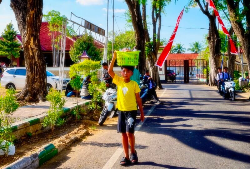Satrio Samudro (13), asal Kelurahan Bugih, saat berjualan di area Pendopo Ronggosukowati Pamekasan. (KLIKMADURA)
